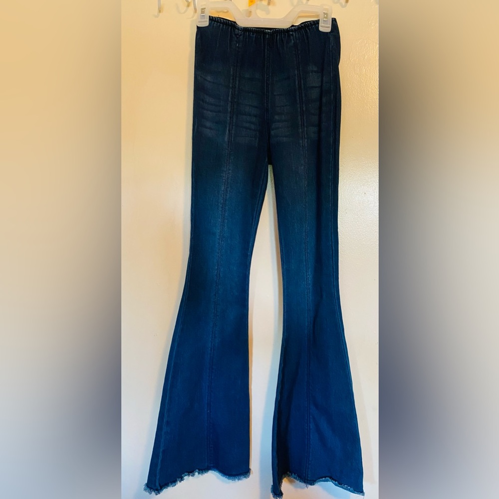 Small size. Top tight, bottom big, comfortable pants. Pants/jeans